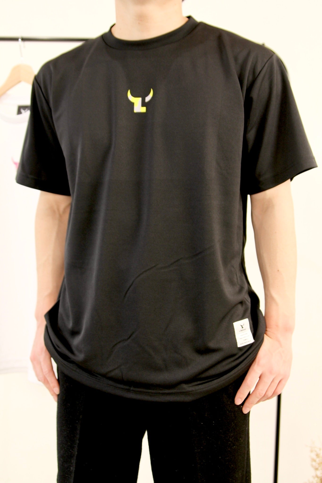 ウシガラシンプルTシャツ：ブラック&イエロー